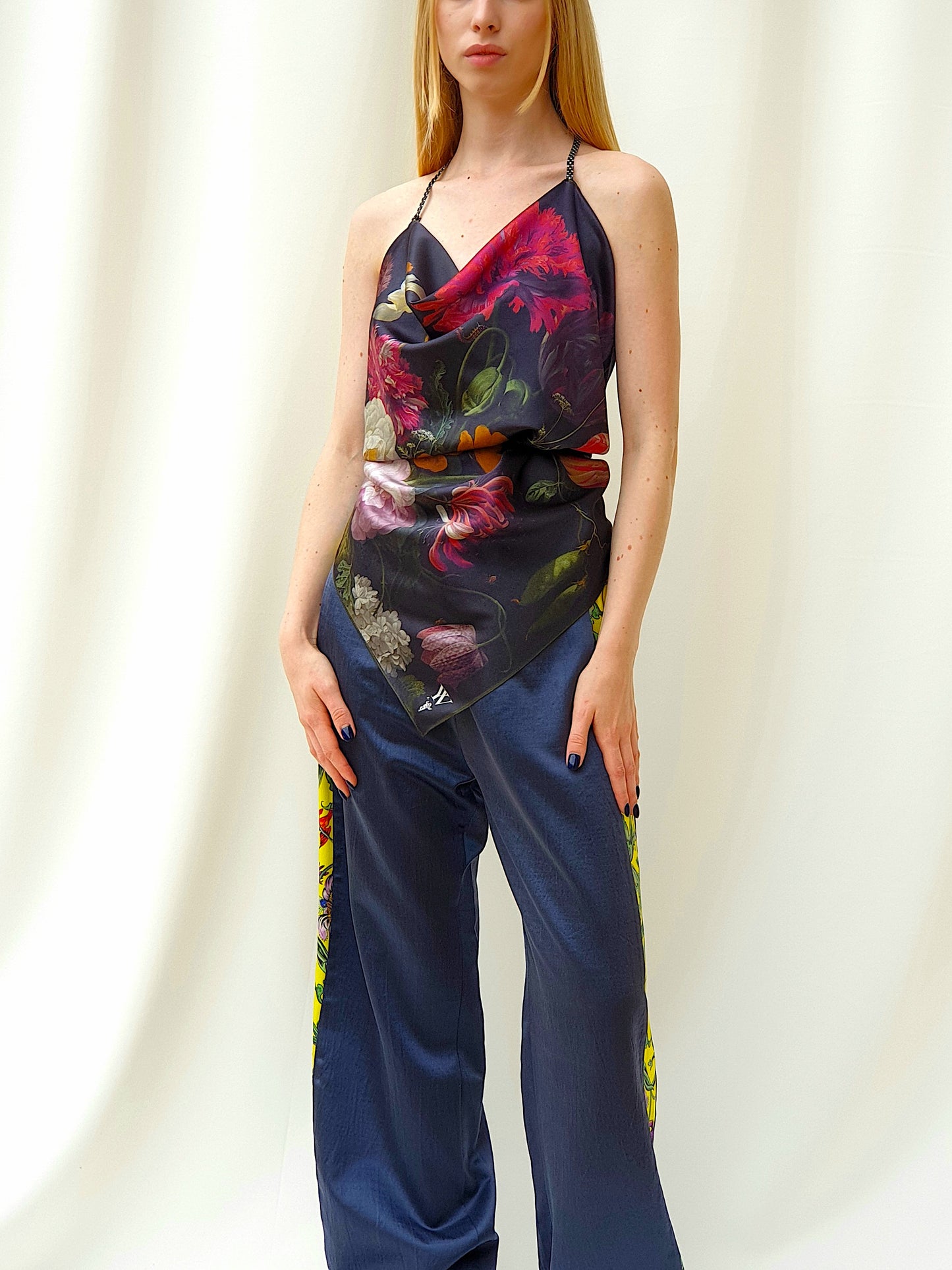 Medium transformer_SCARF "Still life with a carnation"