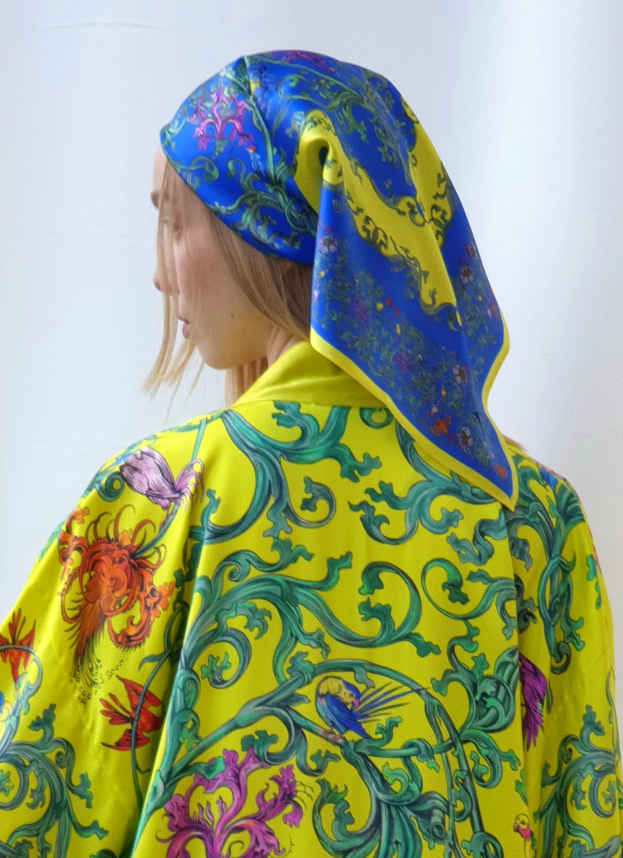 Medium transformer_SCARF "Grapevine" blue
