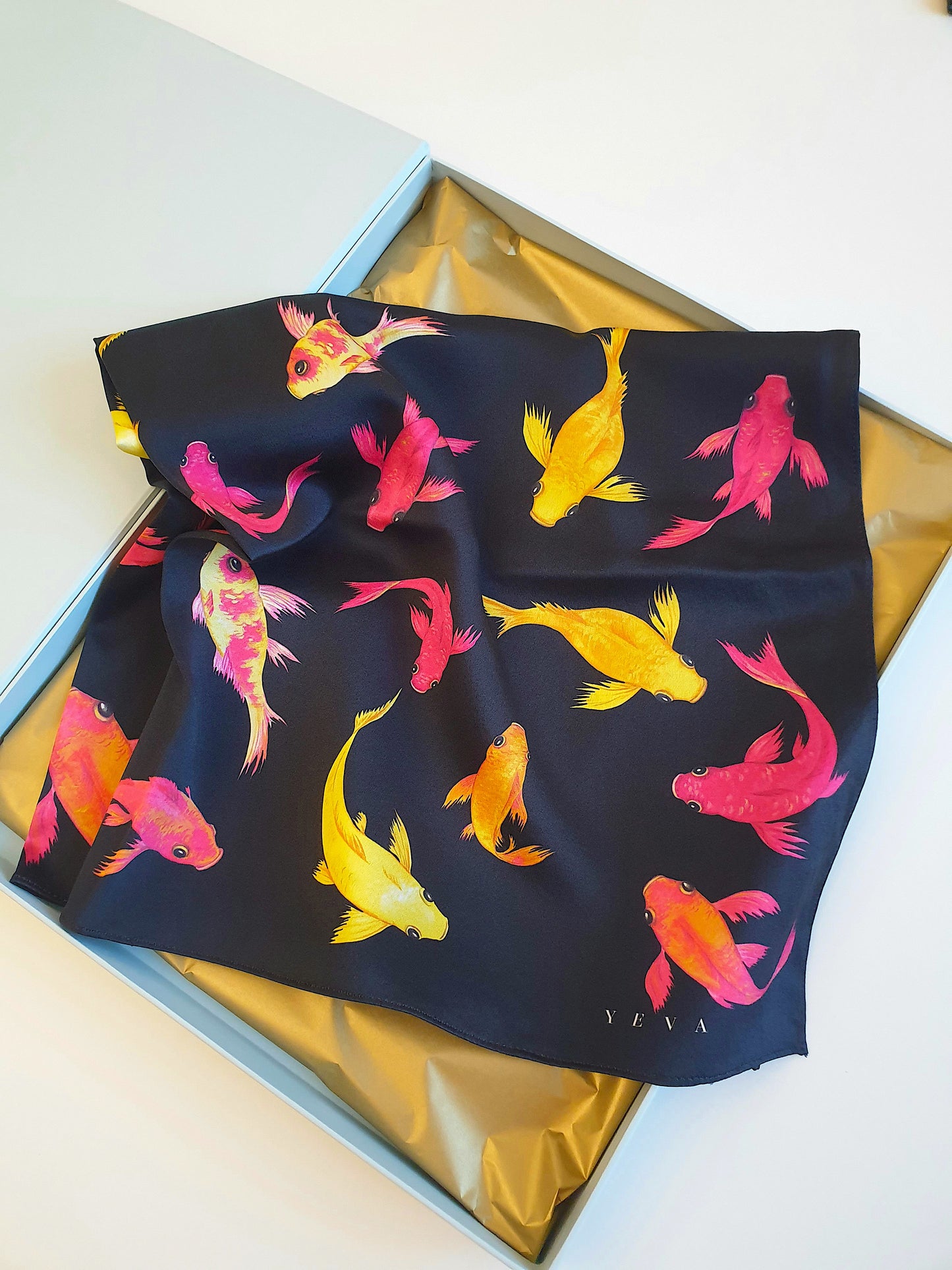 Medium transformer_SCARF "KOI" black