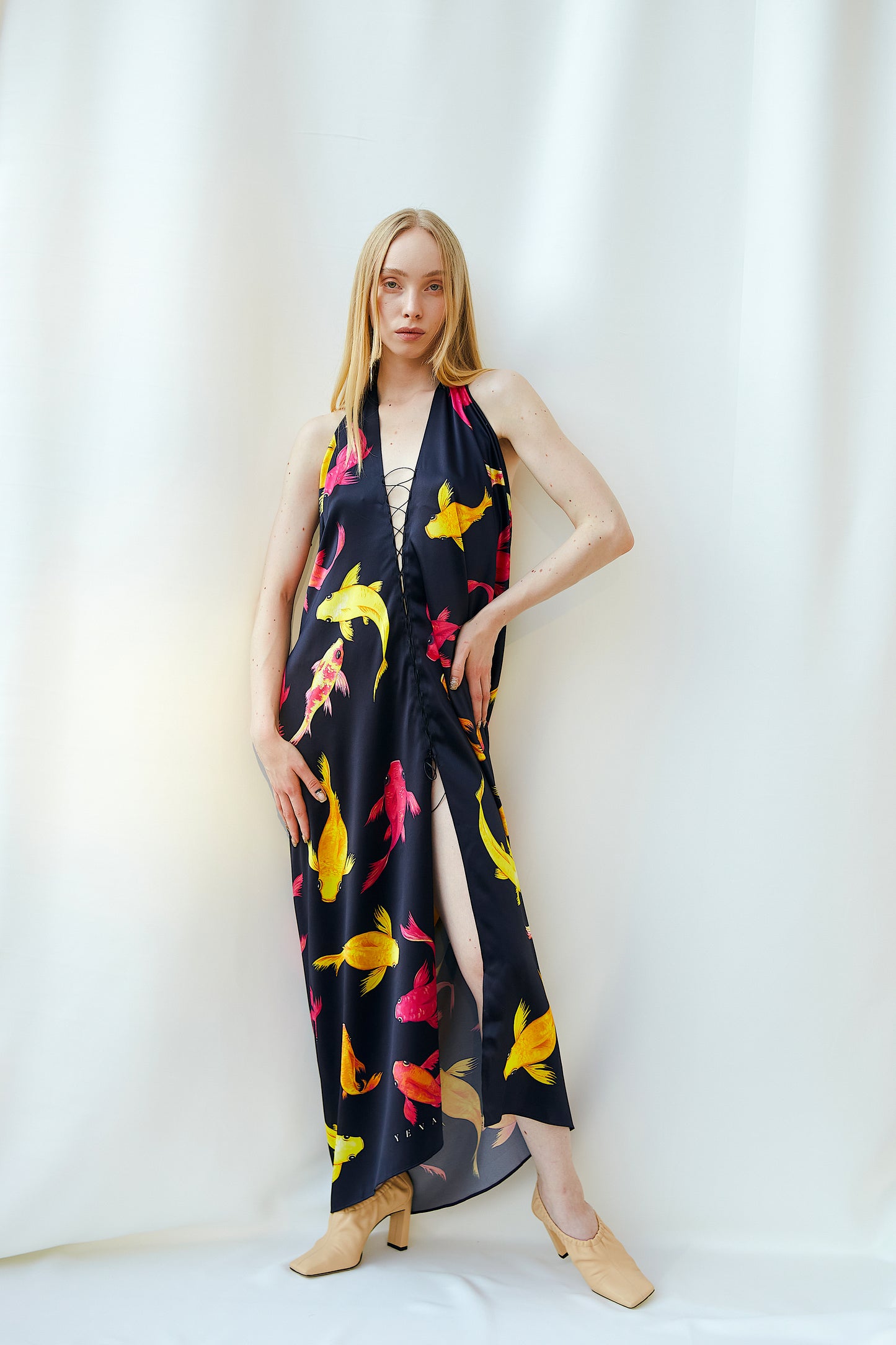 Large transformer_SCARF "KOI" black