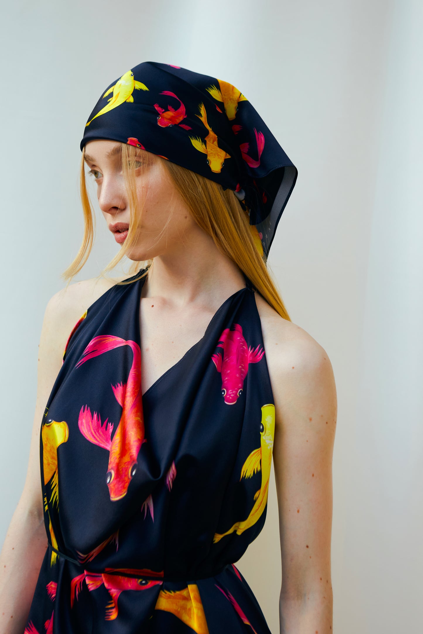 Medium transformer_SCARF "KOI" black
